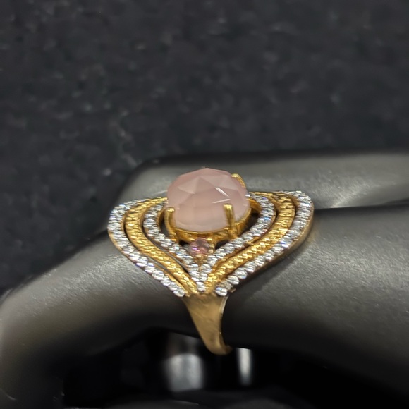 Pretty rose quartz surrounded by gold and crystals sz 9 - Picture 2 of 3